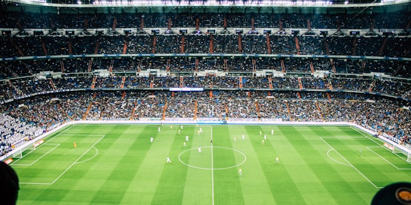 国际足联官员展示本届世界杯官方比赛用球的黑科技特性