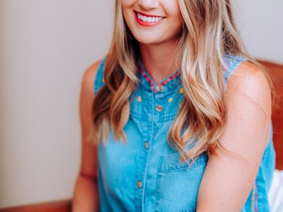 阿根廷国家队球员在绿茵场上庆祝进球的精彩瞬间