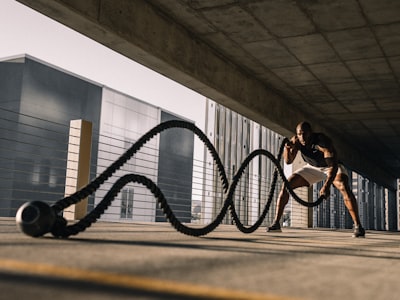 法国队球星姆巴佩带球突破防守球员的激烈比赛画面